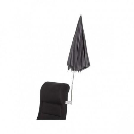 Sombrilla gris para sillas de camping.
